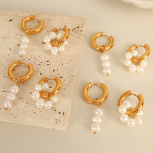 Pendientes de Perlas Huggie, Perlas de Agua Dulce Doradas, Diseño Asimétrico, Uso Diario - Product Image 2