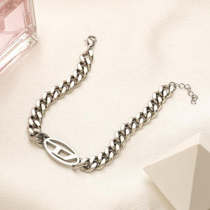 Nuovo Arrivo Bracciale da <span class=keywords><strong>Donna</strong></span> con Lettere di Marchi Famosi in Acciaio Inossidabile Impermeabile con Catena a Maglia Cubana di Design - Product Image 3