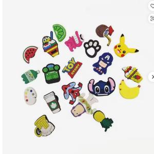 Breloques de chaussures en PVC <span class=keywords><strong>Jibbitz</strong></span> <span class=keywords><strong>pour</strong></span> <span class=keywords><strong>Crocs</strong></span> - Héros d'anime, Pikachu, Stitch, Spiderman, Pins de chaussures sur le thème des fruits et des aliments, Accessoires personnalisés - Product Image 5