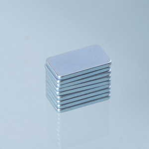 Aimant permanent en néodyme, fer et bore, en forme carrée, aimant puissant, aimant perforé sur mesure pour utilisation en haut-parleur - Product Image 3
