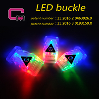 Boucle lumineuse LED brevetée en plastique solide de luxe personnalisée à prix d'usine pour collier ou harnais pour animaux de compagnie, modèle C323S