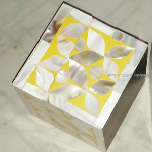 Mini Caja Decorativa Artesanal con Incrustaciones de Nácar, Hecha en India por Artesanos Indios - Product Image 1
