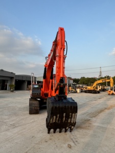 Excavadora de ruedas Doosan de 14 toneladas usada en buenas condiciones con engranaje de motor central y componentes de motor - Product Image 5