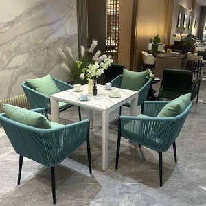 Ensemble de jardin : Chaise d'extérieur avec coussin blanc, design contemporain, structure métallique résistante aux intempéries, idéale pour patio, mariages et banquets - Product Image 3