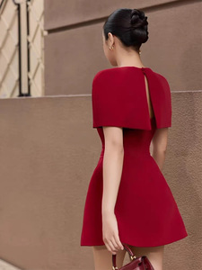 Un abito rosso con una mantella <span class=keywords><strong>a</strong></span> fiocco e minigonna senza spalline che emanano l'eleganza di un mini abito da cerimonia per donna. - Product Image 3