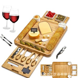 Planche à fromage en bambou avec plateau rétractable, couteau et fourchette pour servir des en-cas - Product Image 3