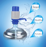 Distributeur d'eau manuel portable en plastique de 19 litres/5 gallons, mini pompe à eau manuelle pour bouteille, cuisine, voyage, bleu + blanc JN-004