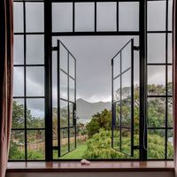 Ventana Francesa Moderna con Rejillas