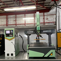 Machine de gravure CNC à 4 axes certifiée CE avec moteur de broche Syntec 9KW, pompe à vide et accessoires pour gravure 3D sur bois et mousse