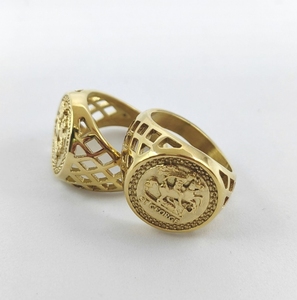 Anello da Uomo Sovrano di San Giorgio in Acciaio Inossidabile, Design di Tendenza Placcato Oro 18k di Inspire Jewelry - Product Image 4