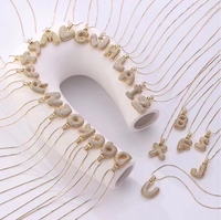 Ensemble de colliers lettres bulles A B C plaqué or, lettres pavées de zirconiums cubiques, chaîne maille ras du cou arrondie avec fermoir sécurisé, finition haute brillance pour meilleures amies