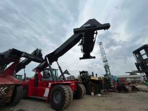 Apilador de contenedores Kalmar DRT450 usado de 45 toneladas, original de Suecia, para manejo de contenedores en puertos y terrenos de terminal. - Product Image 2