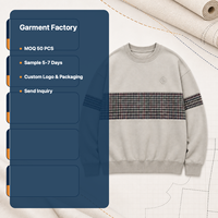Sweat-shirt à col rond personnalisé en tissu écossais beige avec détail brodé sur la poitrine pour homme