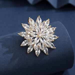 ロマンチックなデイリーウェア銅合金ブローチ象眼細工のジルコンと華麗なクリスタルフラワー繊細な光沢のあるアクセサリー - Product Image 1