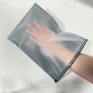 Sacs d'emballage <span class=keywords><strong>en</strong></span> polyéthylène avec fermeture éclair <span class=keywords><strong>en</strong></span> <span class=keywords><strong>plastique</strong></span> EVA noir givré personnalisés <span class=keywords><strong>en</strong></span> <span class=keywords><strong>gros</strong></span> pour vêtements avec votre logo, faible MOQ - Product Image 1