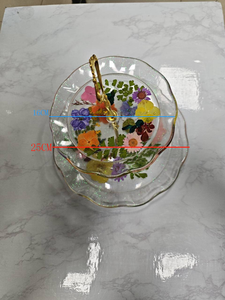 Plateau de service en résine époxy de qualité alimentaire double couche Poignée dorée Bord ondulé Fleurs séchées Conforme à la sécurité pour les hôtels et les restaurants - Product Image 5