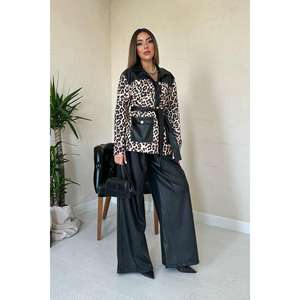 Manteau utilitaire pour femme à imprimé léopard avec garniture en cuir noir, manches longues, tissu tissé coupe-vent - Product Image 5