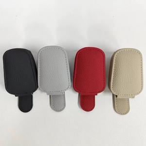 Accessoires de <span class=keywords><strong>voiture</strong></span> Pare-soleil magnétique Clip pour lunettes de soleil Étui à lunettes en cuir Porte-lunettes avec ticket Carte Kits d'intérieur - Product Image 3