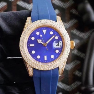 Reloj Deportivo Premium Totalmente Dorado con Microincrustaciones de Diamantes, Esfera Negra Clásica, Reloj de Buceo Automático con Función de Calendario - Product Image 2