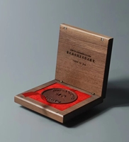 Boîte cadeau carrée en bois de noyer pour médaille, pièce de monnaie, avec logo personnalisé et intérieur en velours, pour médaille commémorative, badge, trophée, emballage de luxe pour événements et marques