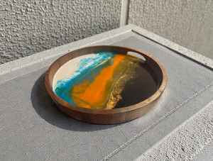 Bandeja de Madera Artesanal con Detalles Artísticos de Resina que Ofrece un Método Sofisticado para Servir Alimentos y Bebidas - Product Image 5