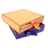 Boîte d'emballage de luxe en carton rigide recyclé personnalisée avec revêtement UV et insert pour boîte à foulard en soie