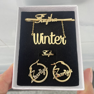 QIUHAN OEM Ensemble de <span class=keywords><strong>4</strong></span> pièces de bijoux personnalisés en acier inoxydable avec nom pour bébé : collier, épingle à cheveux, bague et boucles d'oreilles pour enfants - Product Image 1