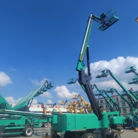 Plateforme de travail aérien télescopique pour la construction de bâtiments industriels et l'entretien des locaux ; véhicule de travail aérien télescopique autopropulsé