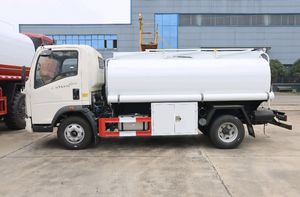 Châssis de véhicule spécial HOWO 4x2 de 5 tonnes d'occasion avec réservoir d'huile |   Préconfiguré pour les solutions de manutention de carburant et de fluides diesel - Product Image 3