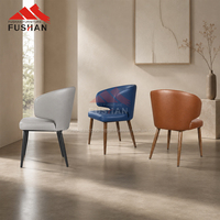 Chaise de salle à manger rembourrée sur mesure en gros avec accoudoirs, en cuir PU, finition grain de bois et structure métallique pour projets commerciaux, hôtels et cafés