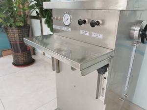 Machine de remplissage semi-automatique verticale à piston pour liquides visqueux (sauces, crèmes, confitures, lotions, shampoings) en flacons et bouteilles - Product Image 5