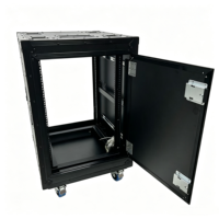 Flight case OEM 16U tout noir avec portes coulissantes latérales pour amplificateurs, doté de 4 rainures de superposition encastrées, de roues et d'un plateau pour étiquettes