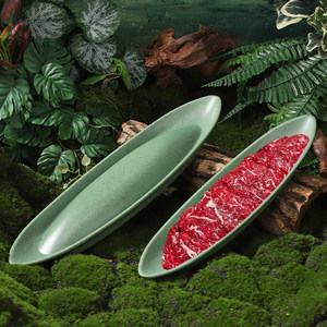 Vaisselle de style montagnais pour fondue : assiette de bœuf à la soupe aigre, assiette de bœuf coupé frais, assiette de bœuf en forme de bateau pour fondue. - Product Image 2