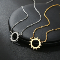 Collier pendentif minimaliste en acier inoxydable plaqué or 18 carats pour femme Demi-soleil lumière du soleil diffuse avec perle pour les fêtes