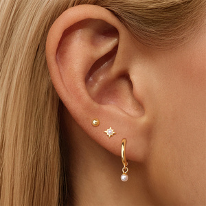 Vente en gros de boucles d'oreilles en argent sterling S925 plaqué or, ensemble de 3 pièces, design classique avec perles, étoile à huit branches et perle pour femmes - Product Image 1
