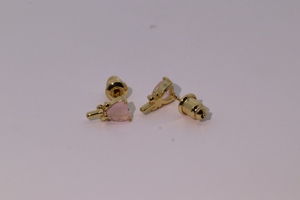 ต่างหูแบบติดหูทรงคลาสสิกสำหรับผู้หญิงจาก Tianyu Gems ทำจากทองเหลืองชุบทอง ประดับด้วยเพชรคิวบิกเซอร์โคเนียสีชมพูรูปหัวใจและดีไซน์โบว์ - Product Image 4