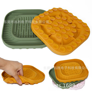 Bol en silicone pour animaux de compagnie avec ventouses, forme carrée pour chats et chiens, 200x200x20mm, conception pour une alimentation lente - Product Image 1