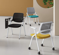 Vente en gros de chaise pliante de bureau salle de réunion design moderne chaise empilable en plastique dossier simple chaise de formation en tissu
