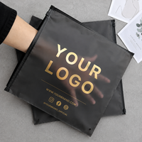 Sac d'emballage personnalisé en EVA PE noir mat dépoli de haute qualité avec fermeture éclair refermable pour T-shirts, vêtements, sweats à capuche et chaussettes