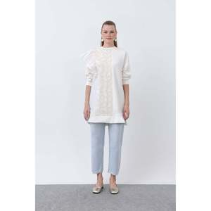 เสื้อคลุมสีเอครูสำหรับผู้หญิง ยี่ห้อ Puane พร้อมดีเทลระบายที่ไหล่และขอบลูกไม้สุดหรู - เสื้อแขนยาวสไตล์ผู้หญิง - Product Image 2