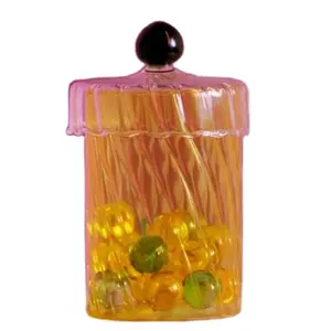 Großhandel kunden spezifische gelbe Spiral glas Farbe Abscheidung Candy Jar für Candy Lagerung Kristallglas Kerzen glas mit Glas deckeln