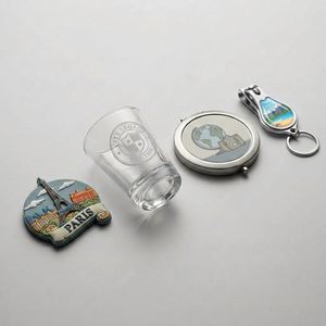Ensemble cadeau souvenir de voyage personnalisé, promotionnel tout-en-un : aimant de réfrigérateur, verre à shot, miroir de poche pliant, porte-clés, coupe-ongles - Product Image 1