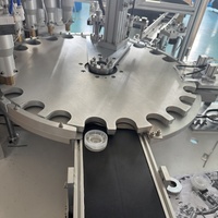 Machine d'assemblage de bouchons avec silicone de repassage pour bouteilles