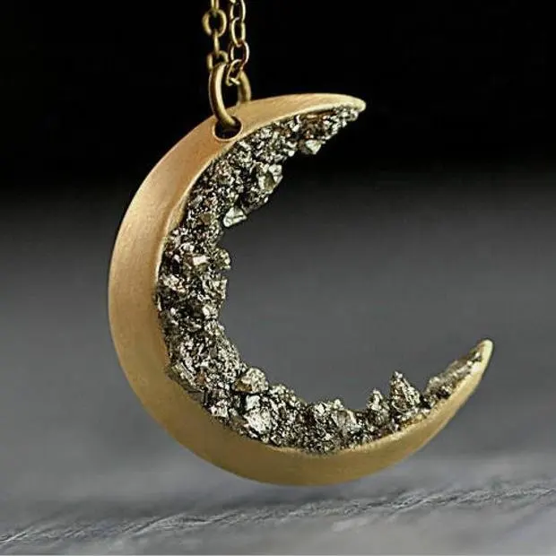 Collier Croissant de Lune en Cristal Concassé Véritable Lune Vintage avec Pyrite Brute Laiton Or Long Collier