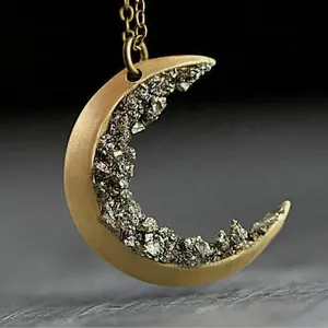 Kalung bulan sabit kristal hancur bulan asli dengan kalung panjang emas kuningan pirit mentah
