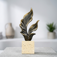 Sculpture abstraite de feuille en bronze foncé avec base en travertin - Décoration artistique naturelle moderne faite à la main pour la maison