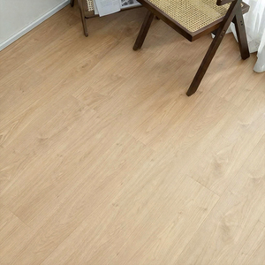 Piso de Madera Compuesta de Roble Blanco Resistente a la Humedad, a los Arañazos y al Desgaste, Piso Moderno para Interiores del Hogar - Product Image 3