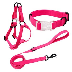 Ensemble collier et laisse pour chien en PVC de luxe personnalisé, rivets, imperméable, antidérapant, confortable, réglable, avec quincaillerie métallique pour chiens et chats - Product Image 1