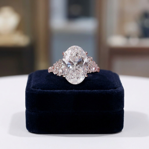 Anillo de Compromiso Unisex Hecho a Mano con Diamante Ovalado Cultivado en Laboratorio DEF VVS, Certificado por IGI, Oro Sólido de 18K, Diseño Personalizado - Product Image 3