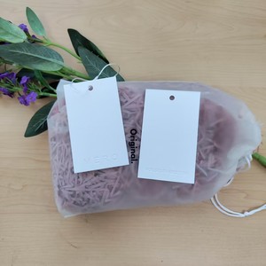 Étiquette volante personnalisée de haute qualité en papier texturé avec logo en creux pour vêtements et accessoires de mode - Product Image 5